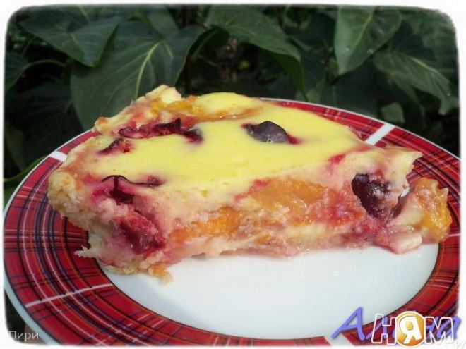 Рецепт песочного пирога с ягодами и сметанной заливкой