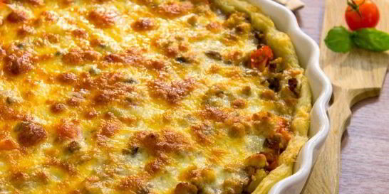 Пирог из слоеного теста с фаршем и овощами