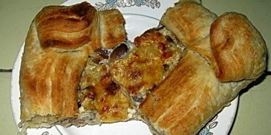 Пирог с грибами из слоеного теста