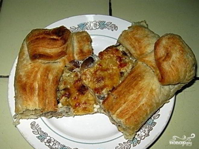 Рецепт пирога с грибами из слоеного теста