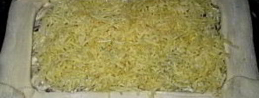 пирог с грибами из слоеного теста. Шаг 9