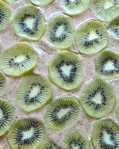 Пирог с киви, йогуртом и корицей