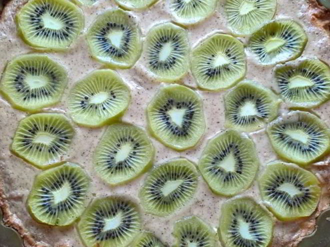 Рецепт пирога с киви, йогуртом и корицей