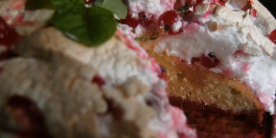 Пирог с красной смородиной и безе