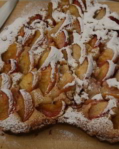 Пирог с персиками и миндальным кремом