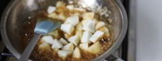 пирог с вареной сгущенкой и яблоками. Шаг 5