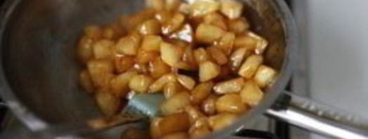 пирог с вареной сгущенкой и яблоками. Шаг 6