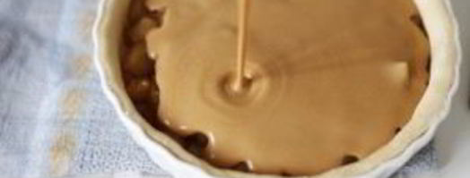 пирог с вареной сгущенкой и яблоками. Шаг 8