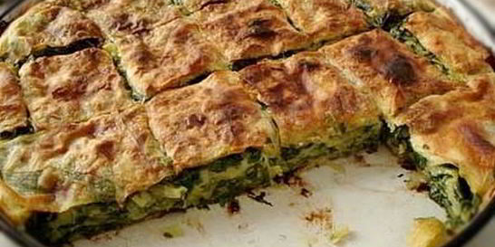 Пирог со щавелем сыром луком и сметаной