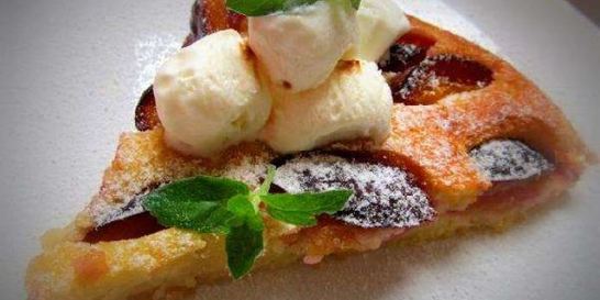 Пирог со сливами