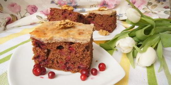 Шоколадный пирог с брусникой