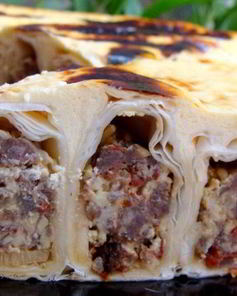 Заливной пирог-улитка с мясом и сыром