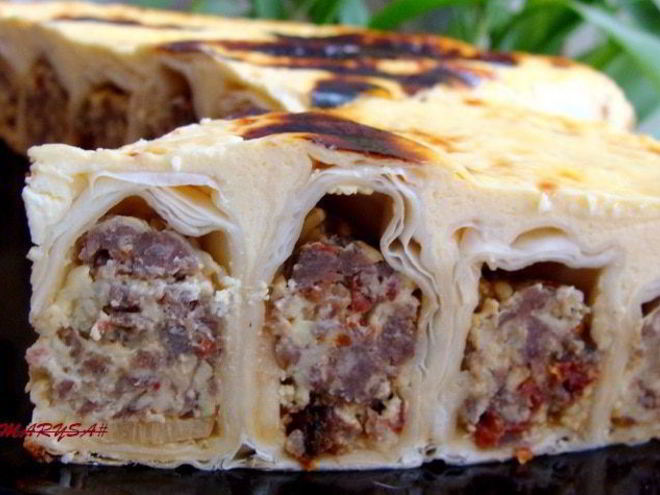 Рецепт заливного пирога-улитки с мясом и сыром