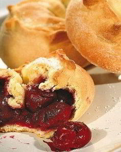 Домашние пирожки с вишней и корицей