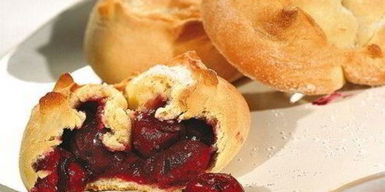 Домашние пирожки с вишней и корицей