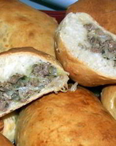 Немецкие пирожки с фаршем, капустой и сыром