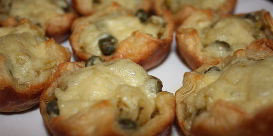 Открытые пирожки из слоеного теста