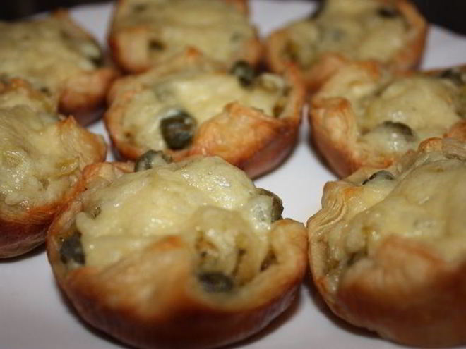 Рецепт открытых пирожков из слоеного теста