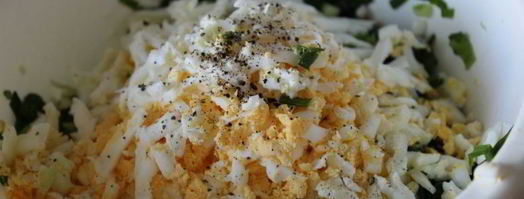 пирожки из лаваша с зеленым луком и яйцом. Шаг 3