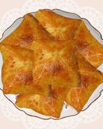 Пирожки из слоеного теста с замороженными ягодами