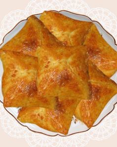 Пирожки из слоеного теста с замороженными ягодами