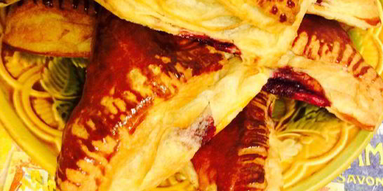 Пирожки из слоеного теста Вишня на коньяке