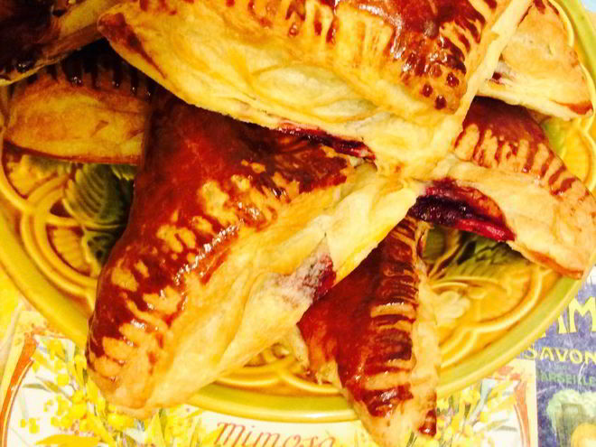 Рецепт пирожков из слоеного теста вишня на коньяке