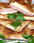 Пирожки из тонкого лаваша с сыром и ветчиной