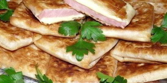 Пирожки из тонкого лаваша с сыром и ветчиной