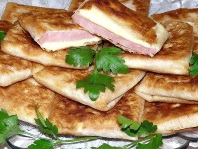 Рецепт пирожков из тонкого лаваша с сыром и ветчиной