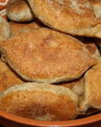 Пирожки из цельнозернового теста с картофелем, индюшатиной, маслинами и зеленью