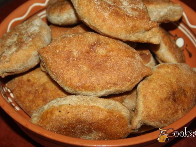 Рецепт пирожков из цельнозернового теста с картофелем, индюшатиной, маслинами и зеленью