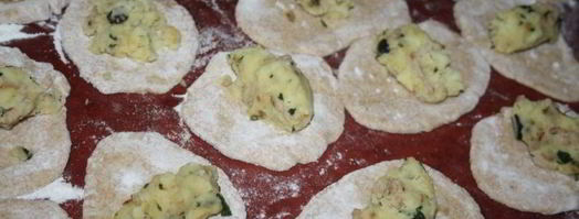 пирожки из цельнозернового теста с картофелем, индюшатиной, маслинами и зеленью. Шаг 11