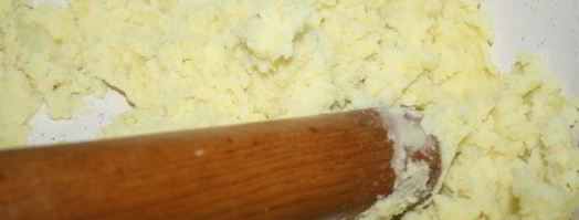 пирожки из цельнозернового теста с картофелем, индюшатиной, маслинами и зеленью. Шаг 5