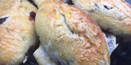 Пирожки на простокваше с лесными ягодами