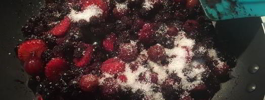 пирожки на простокваше с лесными ягодами. Шаг 3