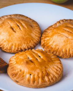 Пирожки с яблоками и карамелью