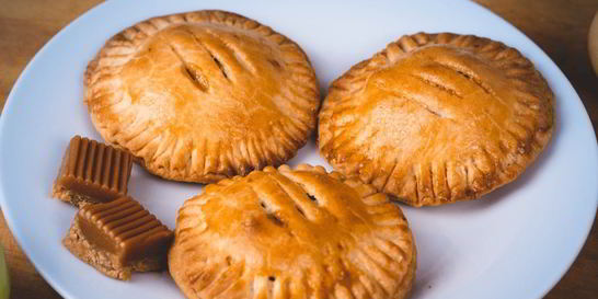 Пирожки с яблоками и карамелью