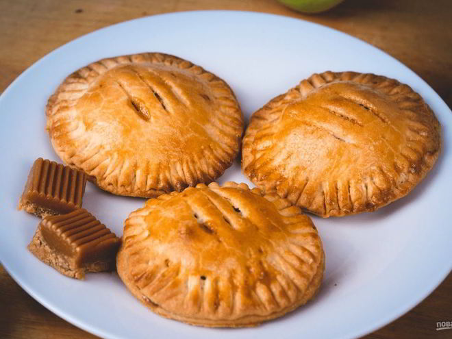 Рецепт пирожков с яблоками и карамелью