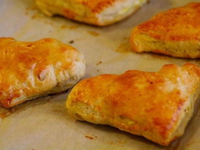 Рецепт пирожков с яйцом, сыром и ветчиной