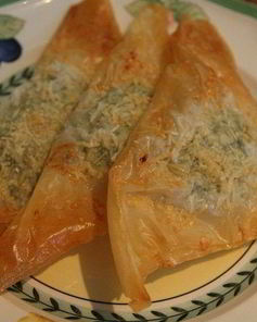 Пирожки со шпинатом, курицей и кедровыми орешками