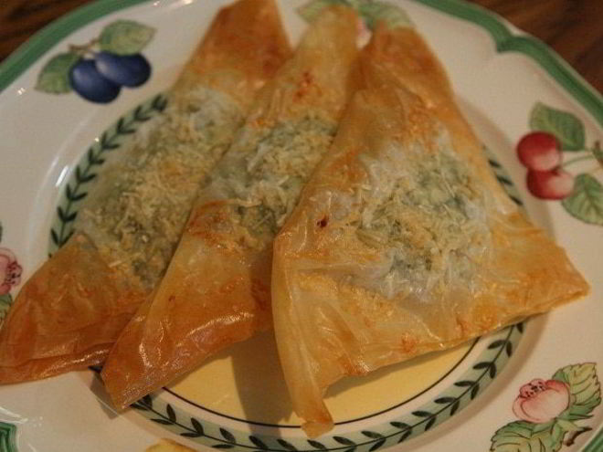 Рецепт пирожков со шпинатом, курицей и кедровыми орешками