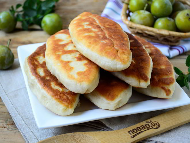 Рецепт пирожков со сливой на сковороде