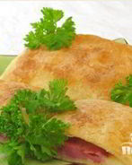 Слоеные пирожки с ветчиной и сыром