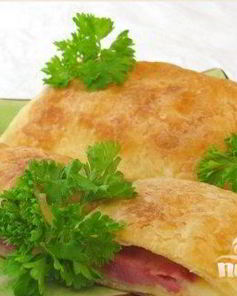 Слоеные пирожки с ветчиной и сыром