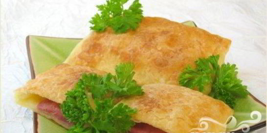 Слоеные пирожки с ветчиной и сыром