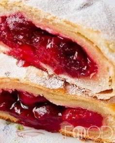 Слоеные пирожки с вишней