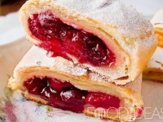 Рецепт слоеных пирожков с вишней