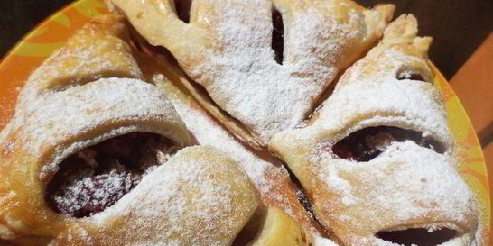 Слоеные пирожки с вишнево-кокосовой начинкой