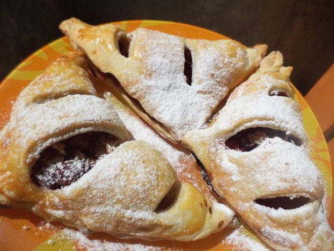 Рецепт слоеных пирожков с вишнево-кокосовой начинкой